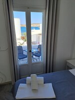 Caja fuerte, tabla de planchar con plancha, wifi gratis y ropa de cama