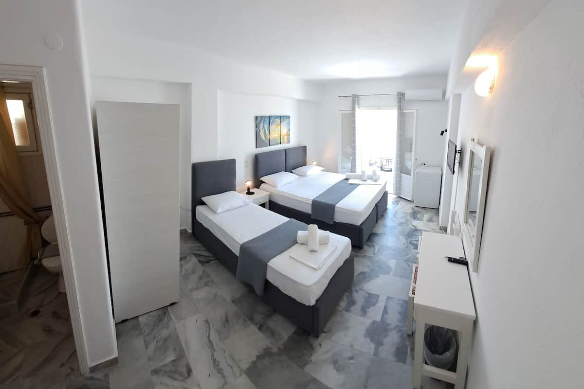 Habitación triple básica, vista al jardín | Caja de seguridad en la habitación y tabla de planchar con plancha