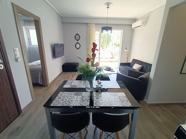 Comfort Apartment, City View | Dining room