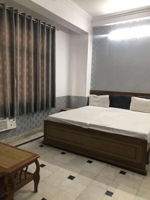 Deluxe Suite | Desk, laptop workspace, free WiFi - Shri Chitra Residency (Haridwar)