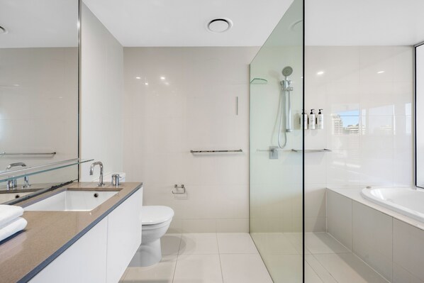 Hårtork, handdukar, tvål och schampo