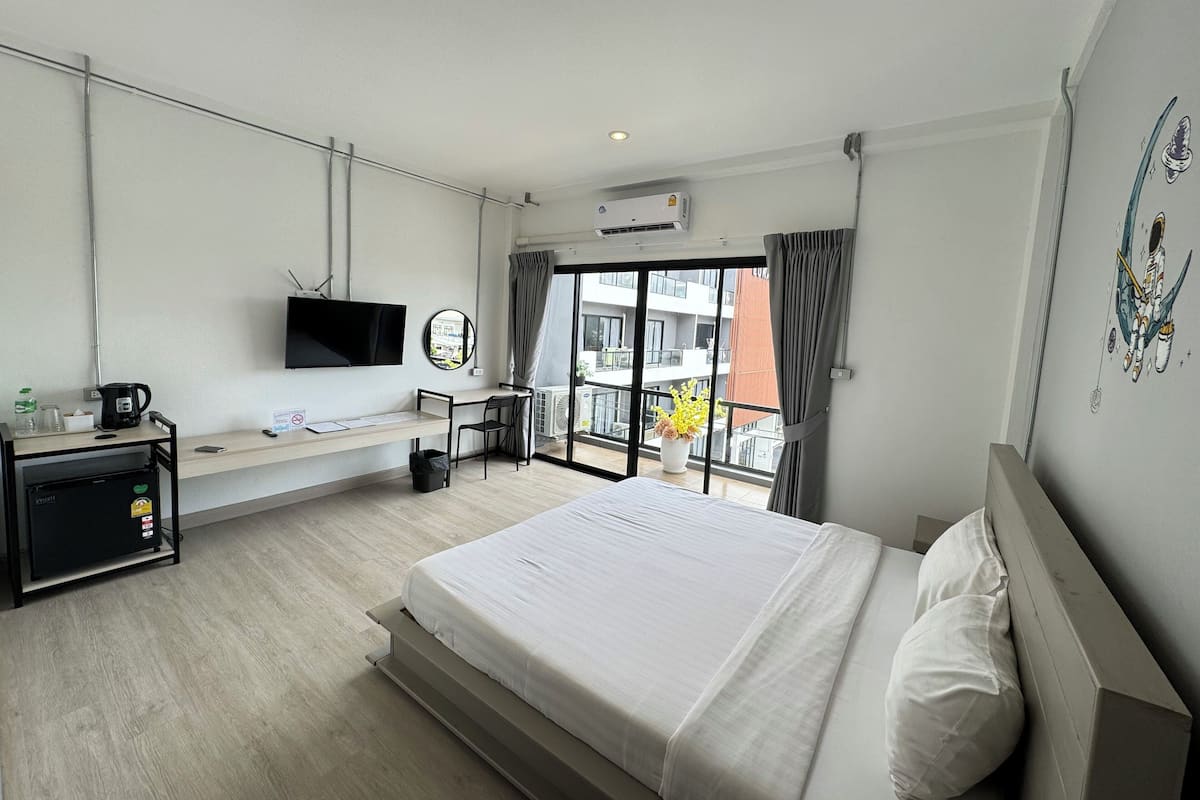 Standard King Room With Balcony | Una scrivania, Wi-Fi gratuito, lenzuola