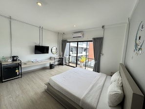 Standard King Room With Balcony | Skrivbord, gratis wi-fi och sängkläder
