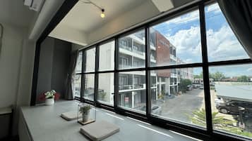 Standard Room King Bed | 办公桌、免费 WiFi、床单