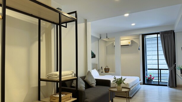 Superior Room King Bed | Desk, WiFi (free), bed sheets - Luka House (Lam Luk Ka)