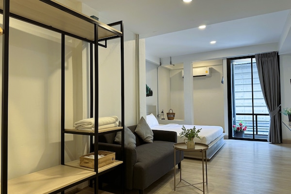 Superior Room King Bed | Desk, free WiFi, bed sheets