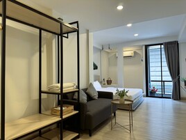 Superior Room King Bed | Desk, free WiFi, bed sheets