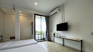 A hotel room with two beds, a TV, a desk, and a balcony with a view. - Luka House (Lam Luk Ka)