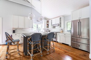 Fridge, microwave, oven, stovetop - Upstate Supreme Style and Comfort! (Stone Ridge)