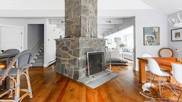 Älytelevisio, kirjoja, stereot, työhuone