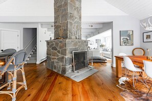 スマートテレビ、書庫、ステレオ、書斎 / ワークスペース