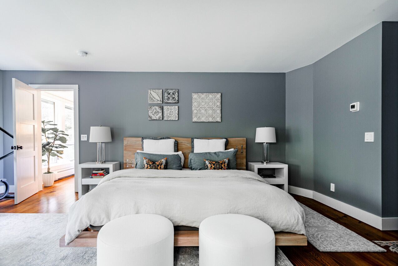 3 habitaciones, escritorio y tabla de planchar con plancha 