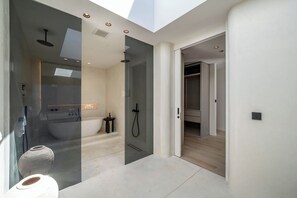 Luxury Villa, 4 Bedrooms, Patio, Pool View | Bathroom | Free toiletries, towels, shampoo, toilet paper - Villa Uma (Kerobokan)