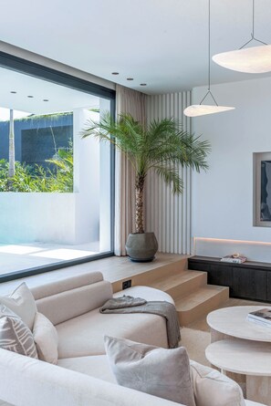 럭셔리 빌라, 침실 4개, 파티오, 수영장 전망 | 거실 공간