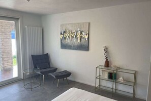 1 habitación, acceso a internet y ropa de cama