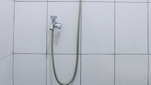A shower with a handheld showerhead and a flexible hose. - Hotel O Guest House Wijaya Syariah Near alun alun kota purwokerto (Purwokerto)