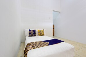 Basic Double Room | Free WiFi, bed sheets - Hotel O Guest House Wijaya Syariah Near alun alun kota purwokerto (Purwokerto)