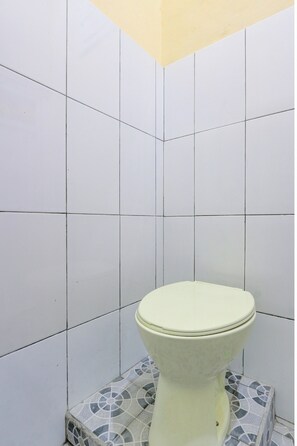 Bathroom - Hotel O Guest House Wijaya Syariah Near alun alun kota purwokerto (Purwokerto)