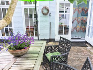 Outdoor dining - The Damlanderhofje Cottage (Bergen)