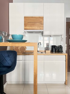 Fridge, microwave, stovetop, coffee/tea maker