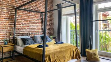 Tabla de planchar con plancha, wifi gratis y ropa de cama
