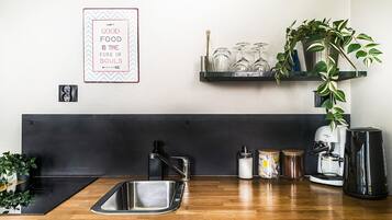 Fridge, stovetop, coffee/tea maker, electric kettle