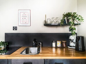 Kylskåp, spishäll, kaffe- och tebryggare och grytor/köksredskap
