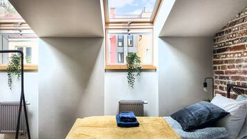 Tabla de planchar con plancha, wifi gratis y ropa de cama