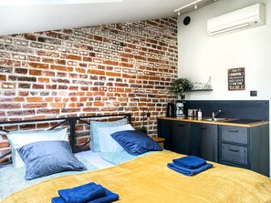 Iron/ironing board, free WiFi, bed sheets