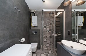 Dusche, Haartrockner, Handtücher, Toilettenpapier
