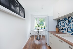 Kjøleskap, ovn, kokeplater og oppvaskmaskin