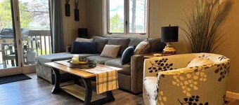 Tranquil Retreat In the Pines w/Mountain Views! Updated 1 Bed 1 Bath