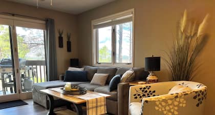 Tranquil Retreat In the Pines w/Mountain Views! Updated 1 Bed 1 Bath