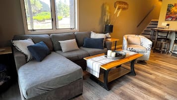 Smart-tv, dvd-spelare och böcker