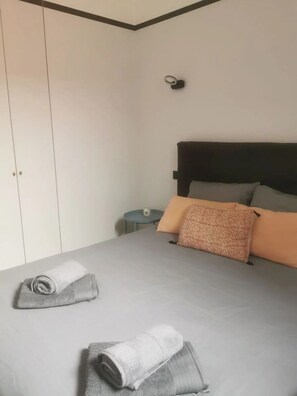 4 bedrooms, iron/ironing board, bed sheets