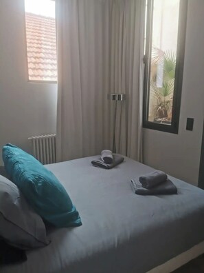 4 bedrooms, iron/ironing board, bed sheets