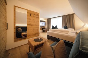 In-room safe, desk, laptop workspace, travel cot - Hotel Stubai (Schönberg im Stubaital)
