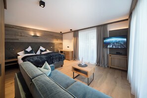 Quadruple Room | In-room safe, desk, laptop workspace, travel crib - Hotel Stubai (Schönberg im Stubaital)