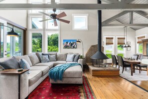 Smart-TV, Kamin, Arbeitsbereiche