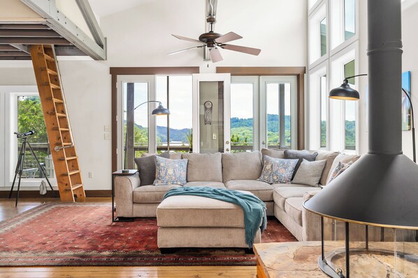 Smart-TV, Kamin, Arbeitsbereiche