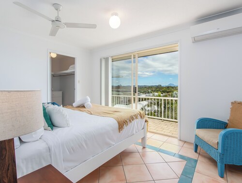 2 Bedroom Top Floor Across The Road From The Beach!