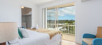 2 Bedroom Top Floor Across The Road From The Beach!