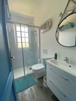 Een douche, een haardroger, een bidet, handdoeken