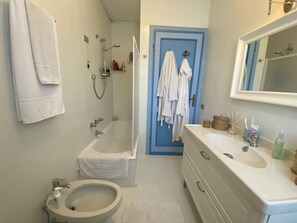 Shower, hair dryer, bidet, towels - 4 Bedroom Private vacation home in Forte dei Marmi (Forte dei Marmi)