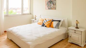 2 Schlafzimmer, Schreibtisch, Bügeleisen/Bügelbrett, Reisekinderbett