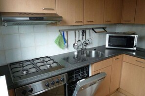 Kühlschrank, Mikrowelle, Ofen, Herdplatte