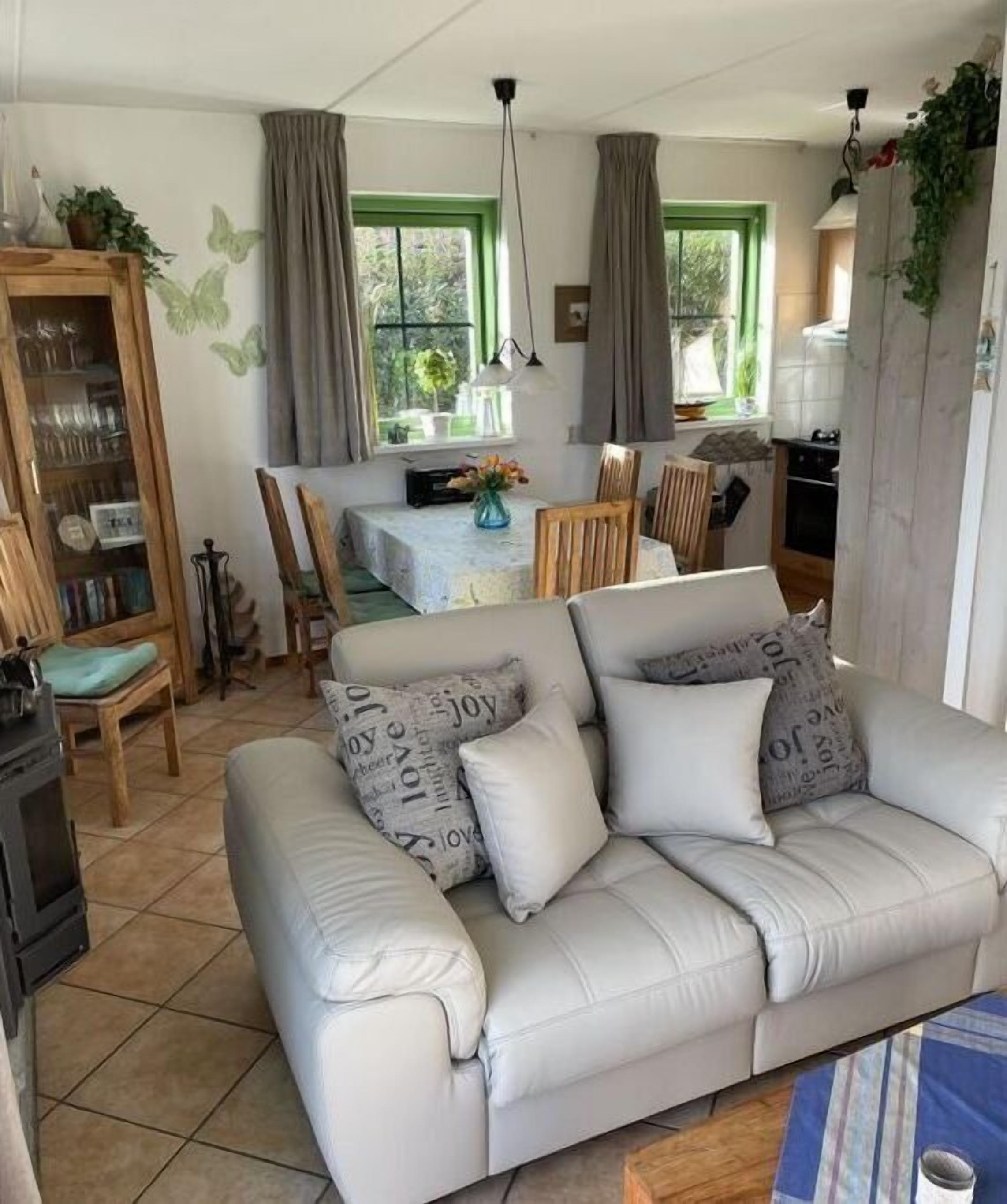 Smart TV, fireplace, DVD player, stereo