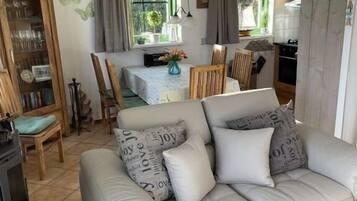 Smart TV, fireplace, DVD player, stereo