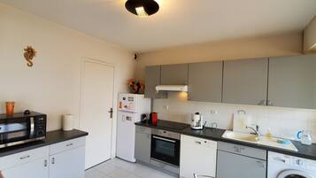 Réfrigérateur, micro-ondes, four, plaque de cuisson