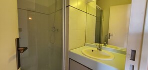 تجهيزات دش، مجففات شعر، مناشف